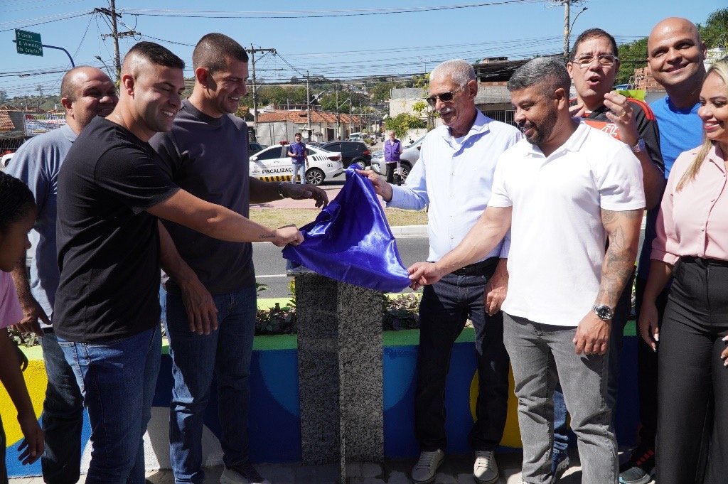 Praça do Vila Lage revitalizada em São Gonçalo com novo paisagismo e equipamentos de lazer