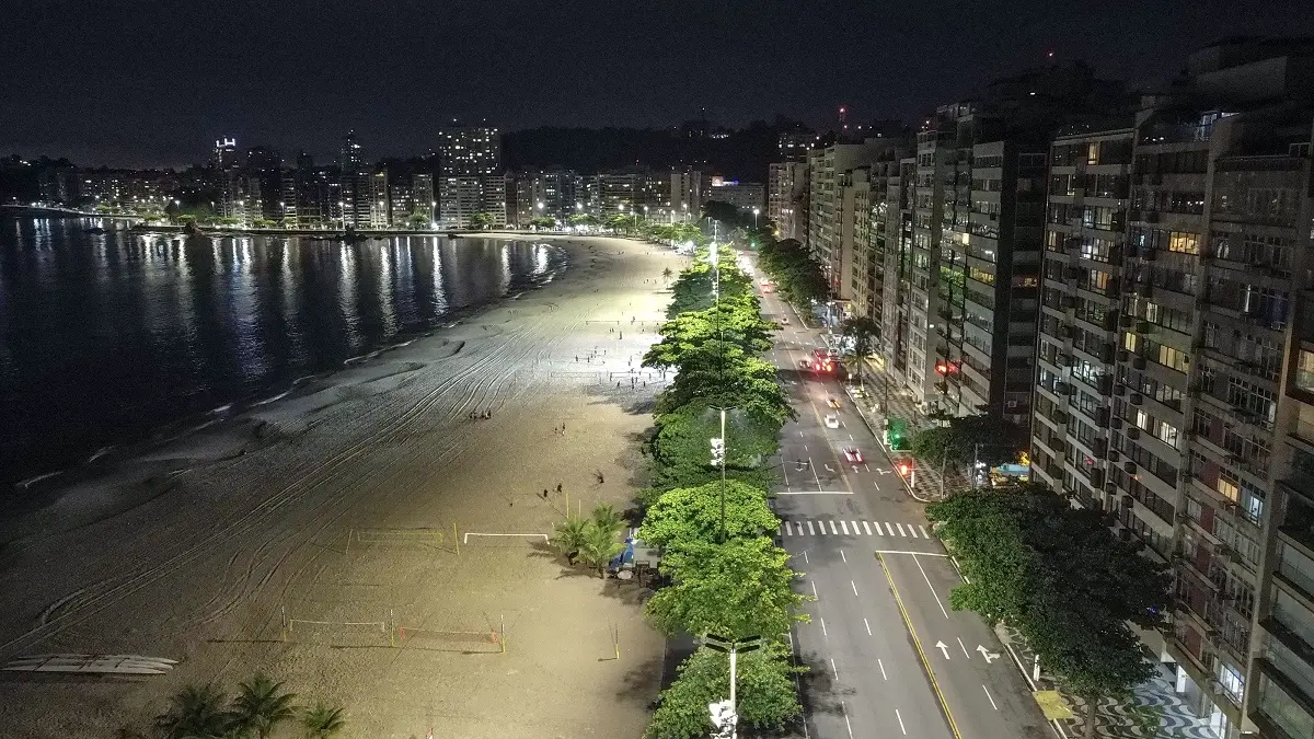 Praia de Icaraí, na Zona Sul de Niterói, local turístico onde dois criminosos viram uma janela de oportunidade em meio ao patrulhamento de rotina para atacar duas turistas norte-americanas