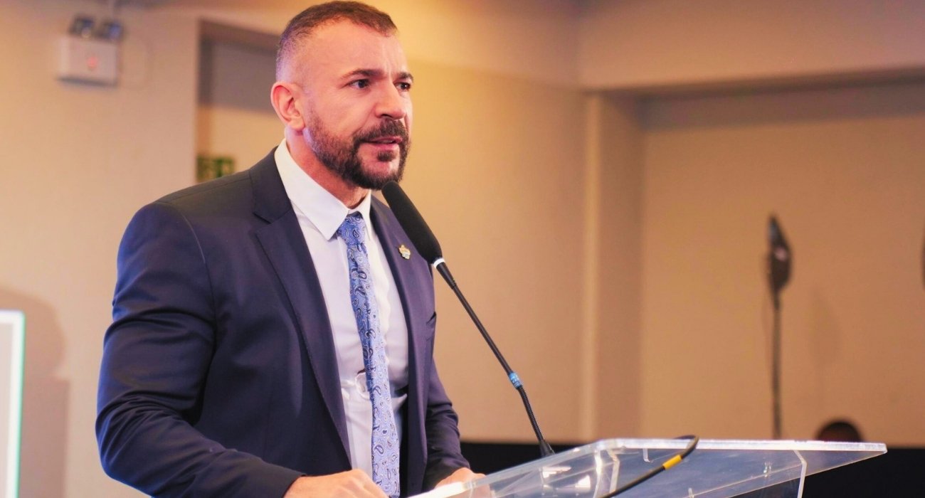 Presidente da Cedae Aguinaldo Ballon é empossado na Aesbe, destacando como desafio a universalização do saneamento no Brasil