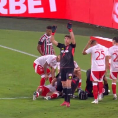 Richard deixa o gramado após choque de cabeça contra o Fluminense
