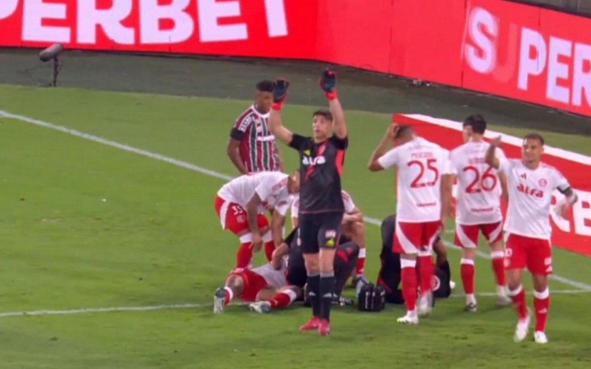 Richard deixa o gramado após choque de cabeça contra o Fluminense
