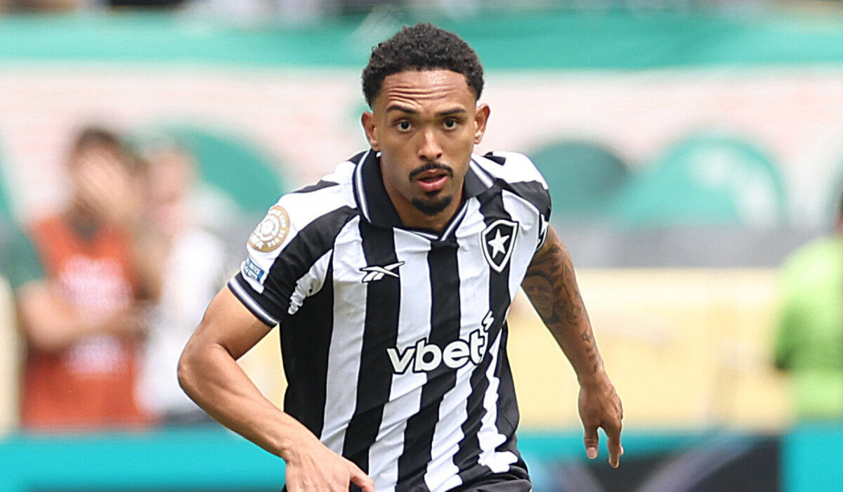 Vitinho comemora vitória do Botafogo e mira vaga na seleção brasileira Vitinho comemora vitória do Botafogo e mira vaga na seleção brasileira