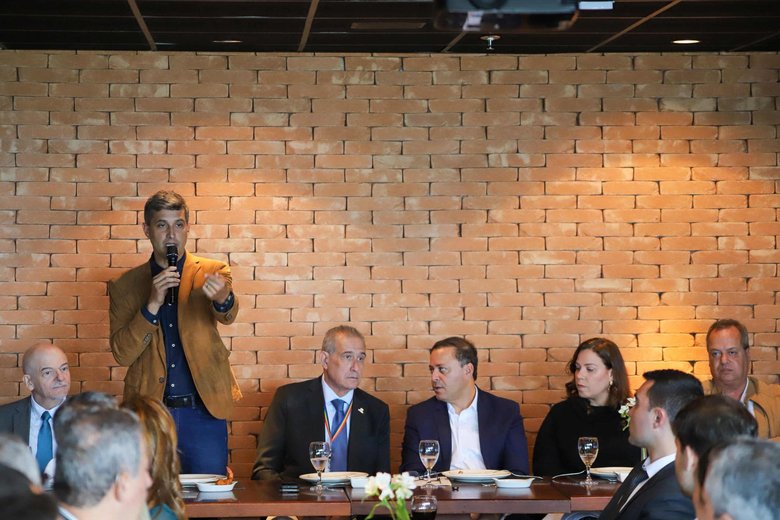 Fabiano Gonçalves discursa durante reunião