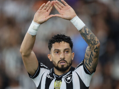 Alex Telles lamenta pênalti perdido durante jogo do Botafogo