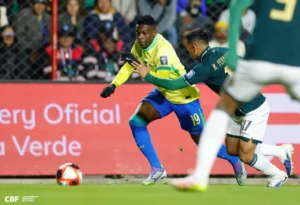 Luiz Henrique tenta levar perigo à defesa boliviana, mas parou nas mãos do goleiro Lampe durante a partida em El Alto | Raphael Ribeiro/CBF