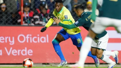 Luiz Henrique tenta levar perigo à defesa boliviana, mas parou nas mãos do goleiro Lampe durante a partida em El Alto | Raphael Ribeiro/CBF