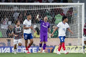 Goleiro Fábio do Fluminense organiza a defesa contra o Bahia