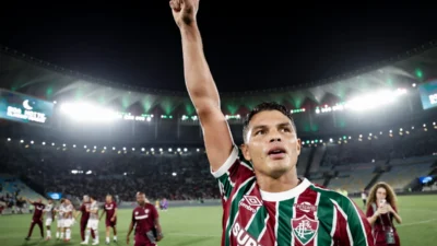 O zagueiro Thiago Silva, em clima de emoção, festeja a classificação do Fluminense na Copa do Brasil, saudando os torcedores no Maracanã. | Marcelo Gonçalves/Fluminense
