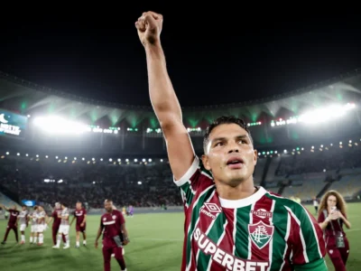 O zagueiro Thiago Silva, em clima de emoção, festeja a classificação do Fluminense na Copa do Brasil, saudando os torcedores no Maracanã. | Marcelo Gonçalves/Fluminense
