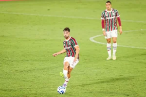 Martinelli conduz a bola pelo Fluminense contra o Bahia