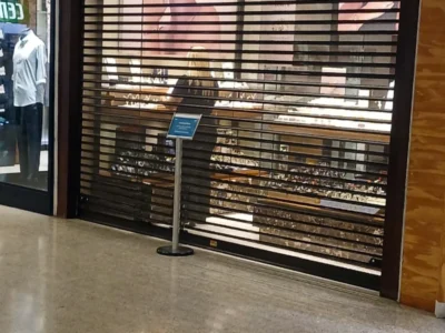 Roubo no Plaza Shopping: Funcionária de joalheria onde o assalto ocorreu, arruma a bagunça deixada pelos ladrões, com as portas da loja abaixadas | Luiz Abud/Folha do Leste