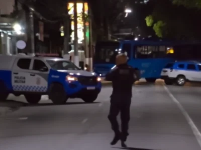 Traficantes usam ônibus como barricadas na Alameda e João Brasil em noite de tiroteio na Zona Norte de Niterói