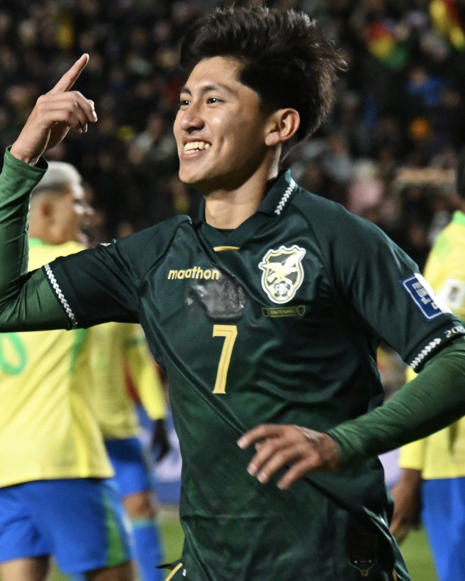 Miguelito comemora o pênalti que abriu o placar e garantiu a vitória histórica da Bolívia sobre o Brasil em El Alto.
