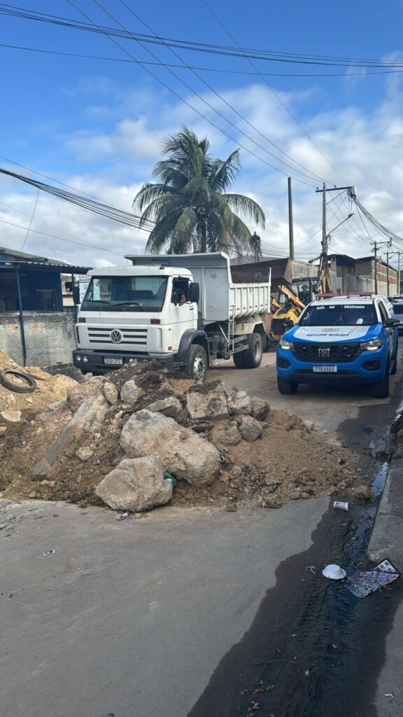Entulho de barricada destruída e removida pela PM no Jardim Catarina: saldo de 50 toneladas | Divulgação/PMERJ