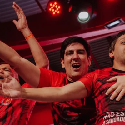 Após apresentação emocionante e arrebatadora da parceria de Marcelo Adnet, Viradouro escolhe samba da sua parceria, liderada por Cláudio Mattos como hino da vermelho e branco de Niterói para o Carnaval 2026 com o enredo Pra Cima, Ciça! | Viradouro/@thaisbrumfotografa