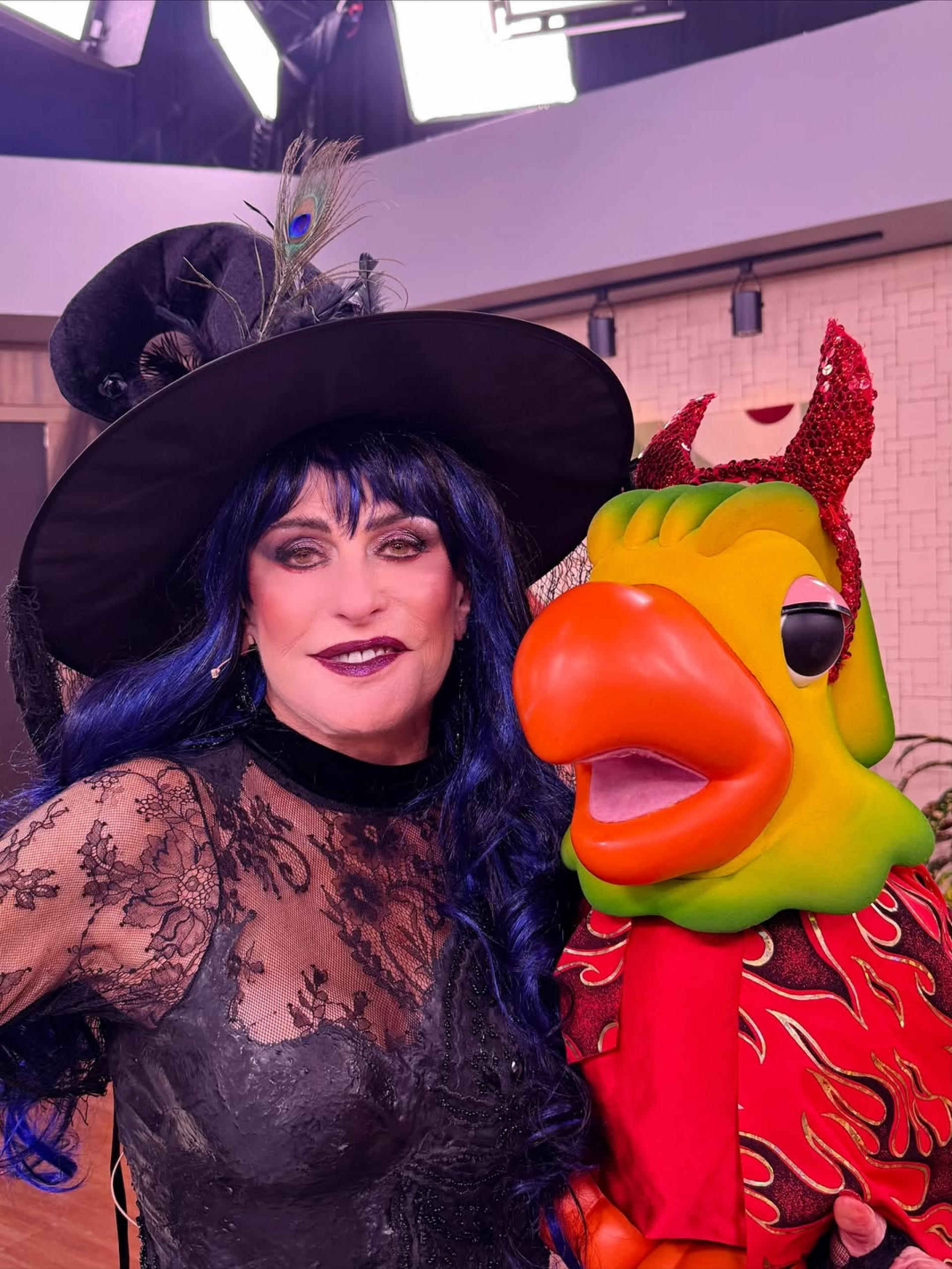 Ana Maria Braga fantasiada de bruxa durante o programa Mais Você de Halloween Ana Maria Braga fantasiada de bruxa durante o programa Mais Você de Halloween