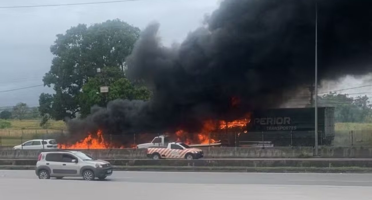 Carreta pega fogo na BR-101 em Itaboraí Carreta pega fogo na BR-101 em Itaboraí e causa congestionamento no sentido Região dos Lagos