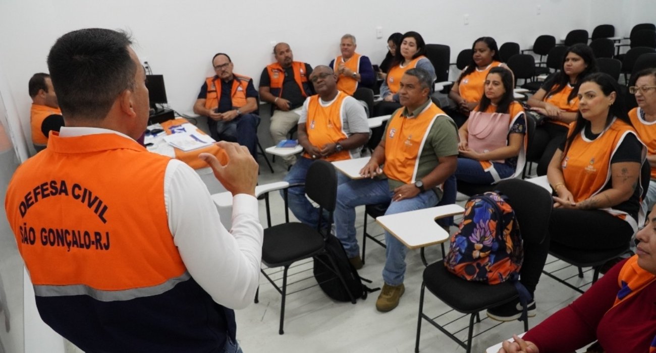Alunos recebem certificados do Curso de Voluntários da Defesa Civil de São Gonçalo, com atividades teóricas e práticas. Alunos recebem certificados do Curso de Voluntários da Defesa Civil de São Gonçalo, com atividades teóricas e práticas.