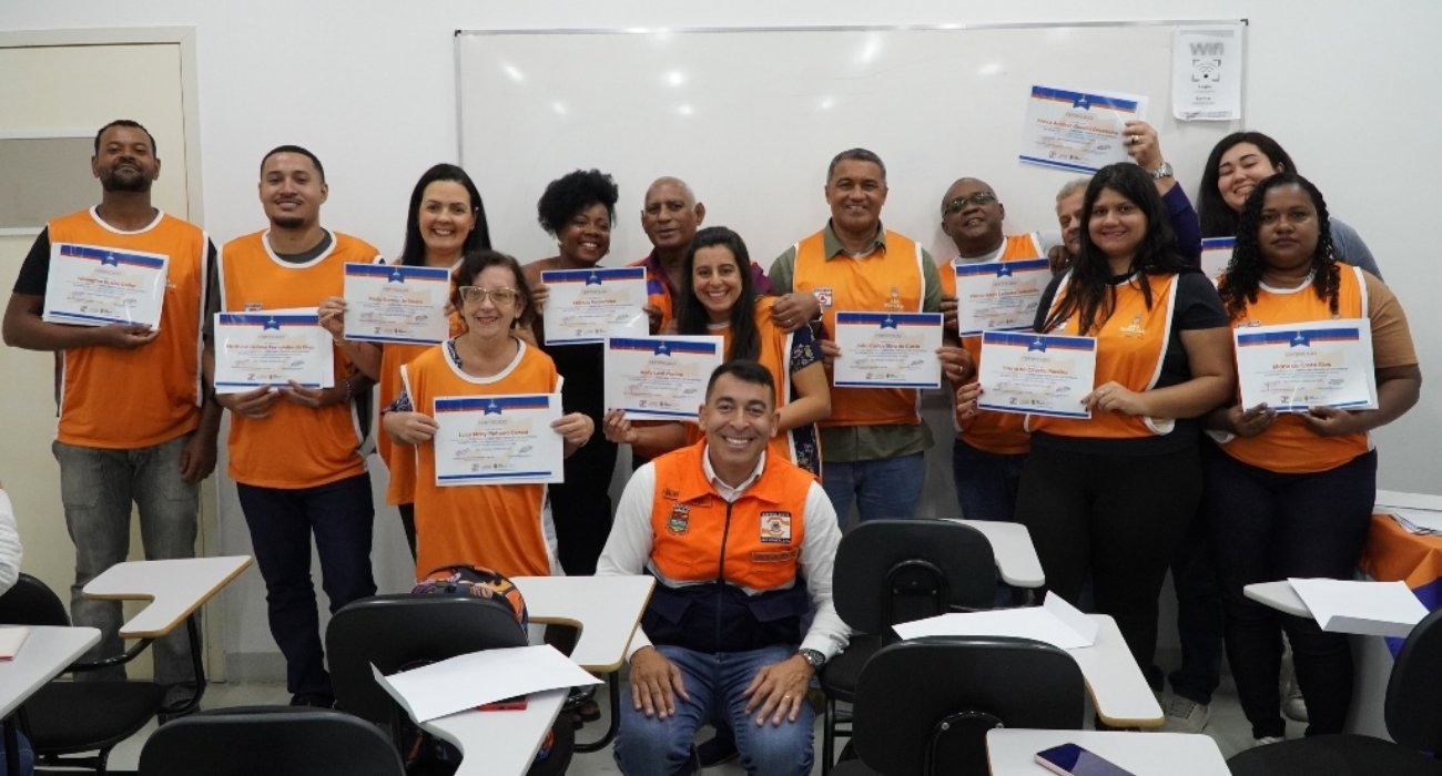 Alunos recebem certificados do Curso de Voluntários da Defesa Civil de São Gonçalo, com atividades teóricas e práticas. Alunos recebem certificados do Curso de Voluntários da Defesa Civil de São Gonçalo, com atividades teóricas e práticas.
