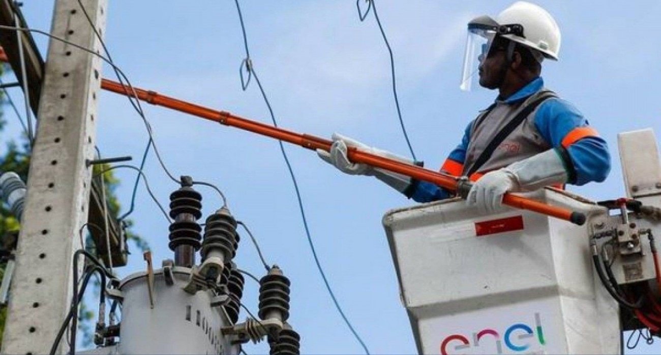 Manutenção da rede elétrica pela Enel em Icaraí, Niterói Técnicos da Enel realizando manutenção na rede elétrica em Icaraí, Niterói