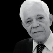 Jornalista Jourdan Amóra morre em Niterói aos 87 anos. diretor e proprietário de A Tribuna e do Jornal de Icaraí, apenas 40 dias após o falecimento de sua esposa, Eva Santana Amóra.