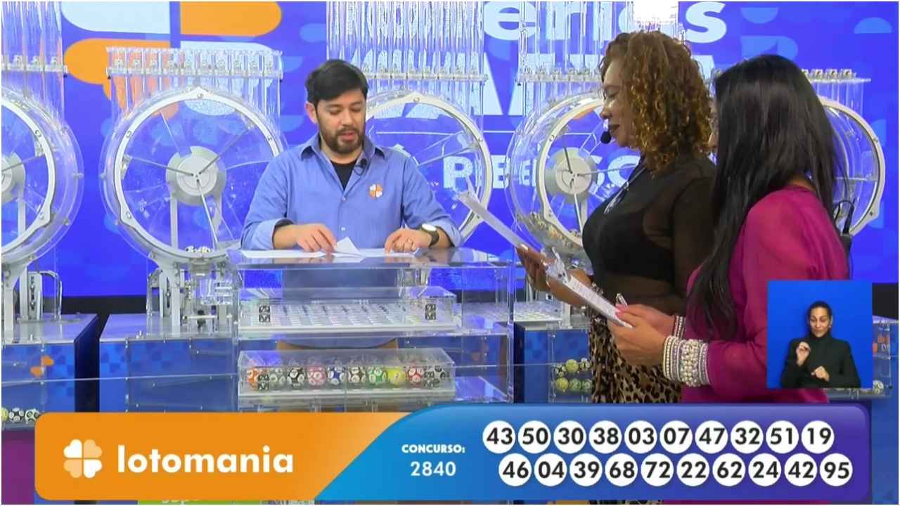 Ao final dos sorteios desta sexta-feira (24), no Espaço da Sorte, auditores do público, juntamente com funcionário da Caixa Econômica Federal, conferem o número das bolas ejetadas do globo lotérico, e validam as dezenas do resultado do concurso 2840 da Lotomania | Reprodução/Youtube/Loterias Caixa
