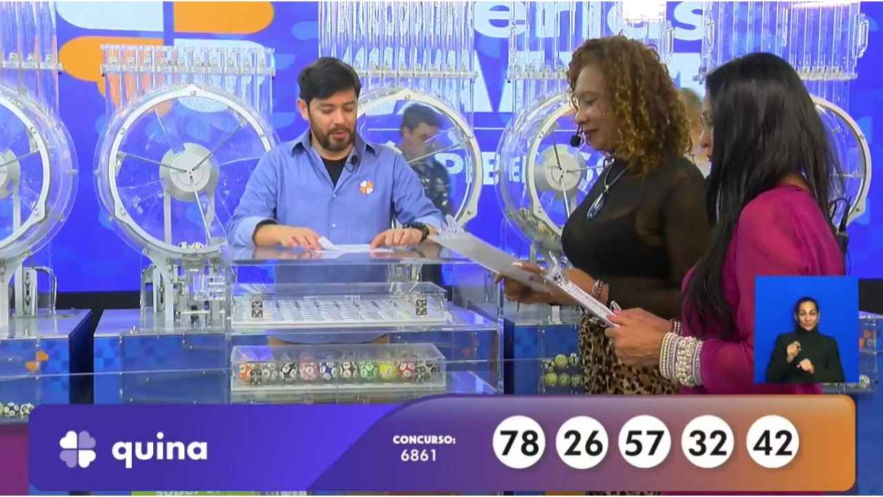 Ao final dos sorteios desta sexta-feira (24), no Espaço da Sorte, auditores do público, juntamente com funcionário da Caixa Econômica Federal, conferem o número das bolas ejetadas do globo lotérico, e validam as dezenas do resultado do concurso 6861 da Quina | Reprodução/Youtube/Loterias Caixa