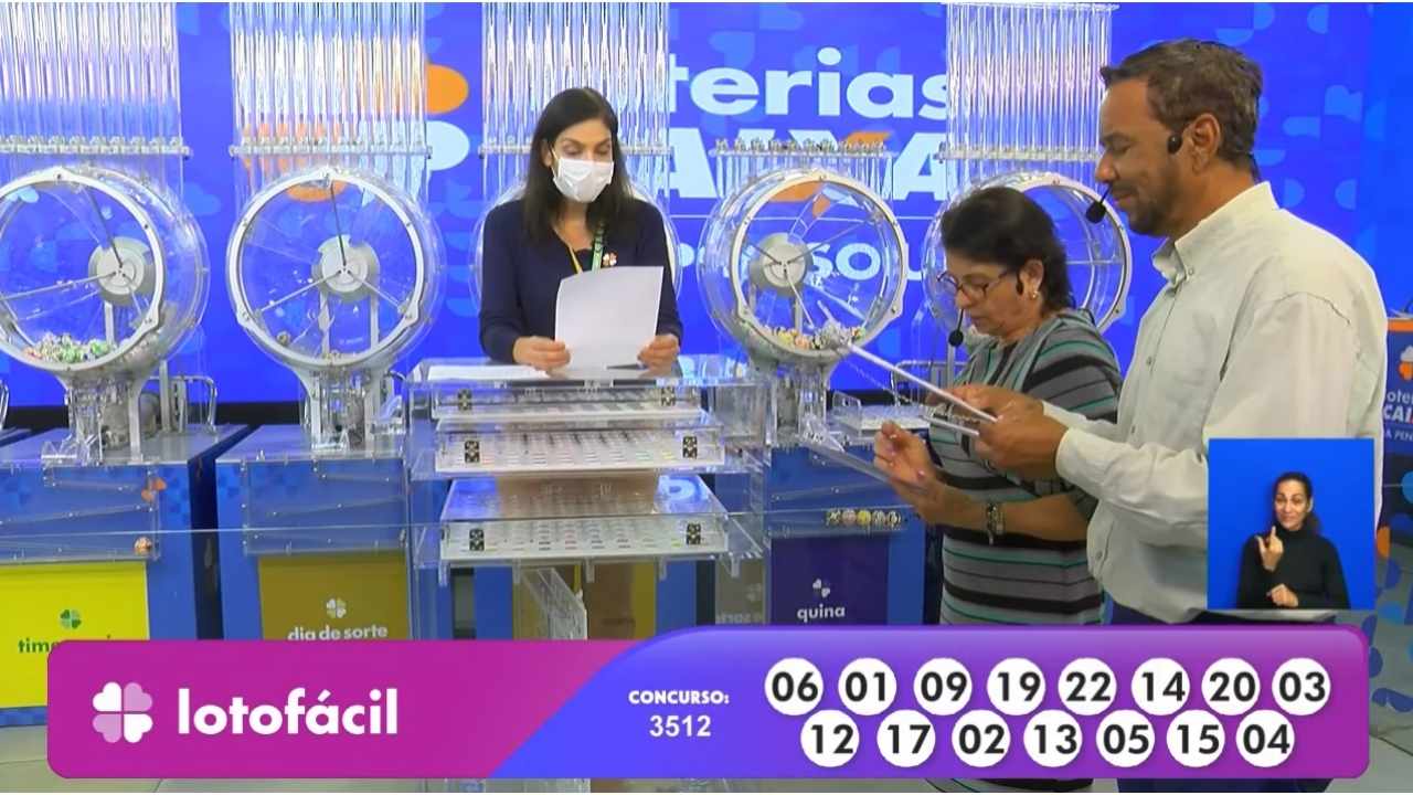 Ao final do sorteio, auditores do público, juntamente com uma funcionária da Loterias Caixa, realizam a conferência do resultado, assinando a ata que valida do resultado do concurso 3512 da Lotofácil |