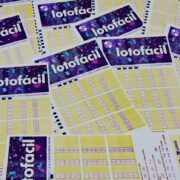Lotofácil concurso 3512: resultado do sorteio, números e dezenas desta terça-feira, 14/10, com apuração ao vivo