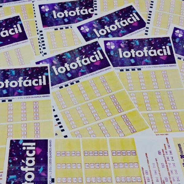 Lotofácil concurso 3517: resultado do sorteio, números e dezenas desta segunda-feira, 20/10, com apuração ao vivo