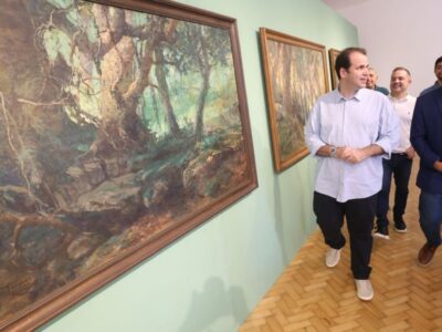 Prefeito Rodrigo Neves e deputado Áureo Ribeiro durante visita ao Museu Antônio Parreiras em Niterói