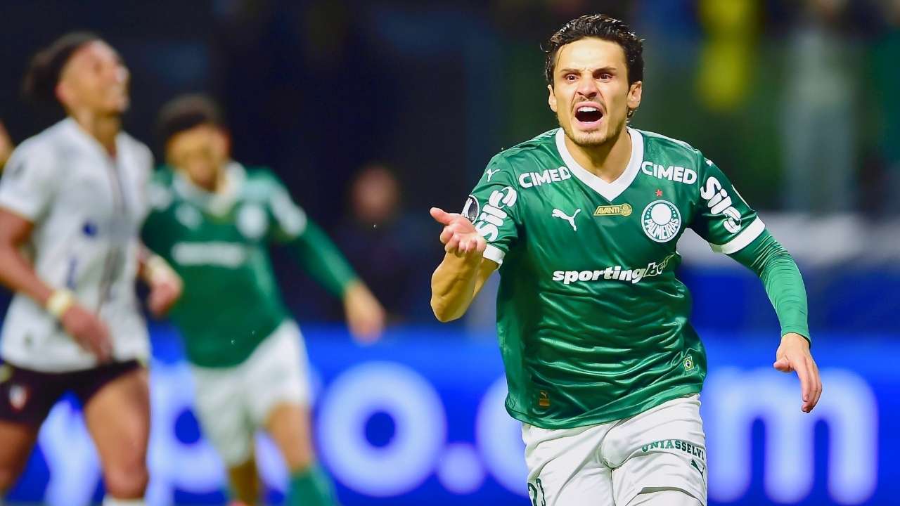 Raphael Veiga, autor de dois gols na goleada épica do Palmeiras de 4 a 0 em cima da LDU, que garantiu a classificação do verdão para final da Libertadores 2025 contra o Flamengo | Reprodução/X/Conmebol