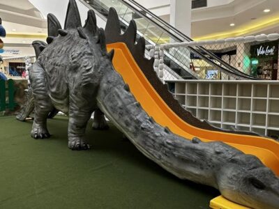 Crianças brincando nas atrações do Reino Jurássico no Multicenter Itaipu, em Niterói