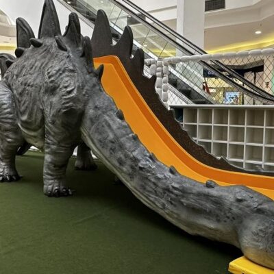Crianças brincando nas atrações do Reino Jurássico no Multicenter Itaipu, em Niterói