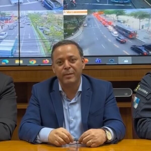 Rodrigo Neves, prefeito de Niterói, ladeado por Felipe Orgdacy e pelo Coronel Oliveira, afirma que situação na cidade é de normalidade. Declaração ocorre por conta do caos de insegurança pública no Rio e em São Gonçalo, decorrentes da Operação Contenção, nas comunidades da Penha e Alemão 