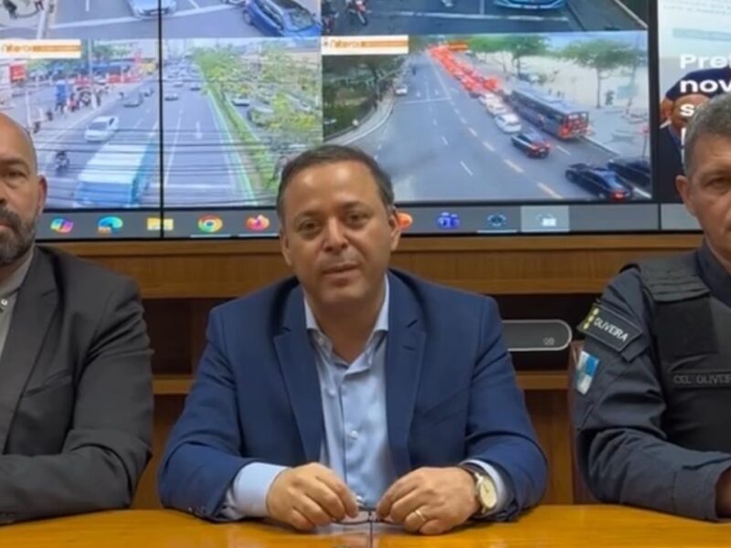 Rodrigo Neves, prefeito de Niterói, ladeado por Felipe Orgdacy e pelo Coronel Oliveira, afirma que situação na cidade é de normalidade. Declaração ocorre por conta do caos de insegurança pública no Rio e em São Gonçalo, decorrentes da Operação Contenção, nas comunidades da Penha e Alemão 