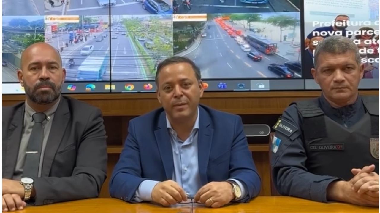 Rodrigo Neves, prefeito de Niterói, ladeado por Felipe Orgdacy e pelo Coronel Oliveira, afirma que situação na cidade é de normalidade. Declaração ocorre por conta do caos de insegurança pública no Rio e em São Gonçalo, decorrentes da Operação Contenção, nas comunidades da Penha e Alemão