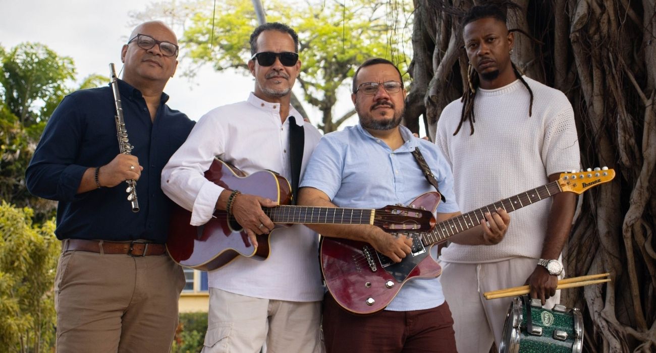 Programação cultural no Teatro Municipal de São Gonçalo Apresentação cultural no Teatro Municipal de São Gonçalo com público e artistas no palco