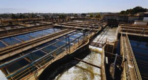 Imagem mostra a Estação de Tratamento do Sistema Imunana-Laranjal, que é responsável pelo fornecimento de água para cidades do Leste Fluminense, tais como Niterói, São Gonçalo, Itaboraí, assim como parte de Maricá — distritos de Inoã e Itaipuaçu — e Ilha Paquetá, pertencente ao Rio de Janeiro. Sua interrupção, seja por manutenção ou problema técnico, deixa todas essas cidades sem o fornecimento de água, afetando distribuidoras como Águas do Rio e Águas de Niterói, além da própria Cedae.