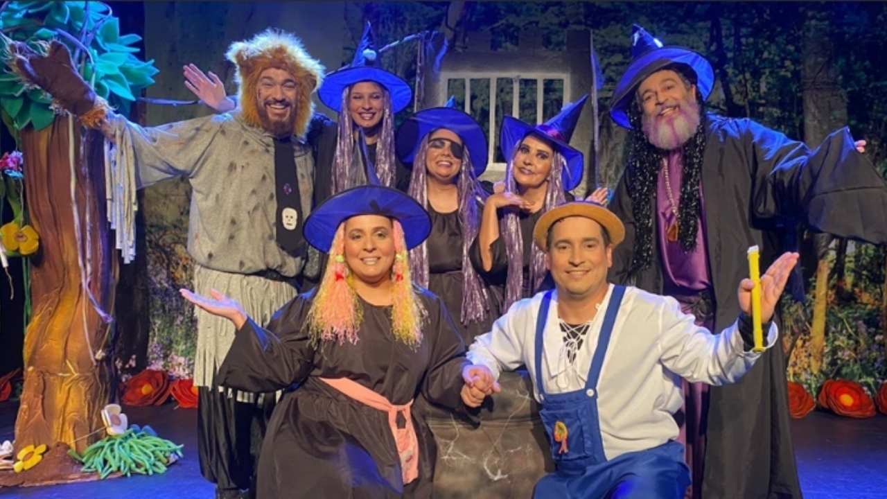 Elenco da Cia Arte de Interpretar encena a peça infantil "A Bruxinha Que Era Boa" no palco da Sala Nelson Pereira dos Santos, em Niterói | Divulgação