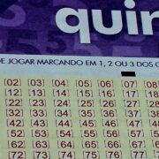 Imagem de volante da Quina, para reportagem sobre o concurso 6858 da loteria: resultado do sorteio ao vivo, dezenas e premiação de terça-feira, 21/10 - prêmio está acumulado em R$ 12 milhões