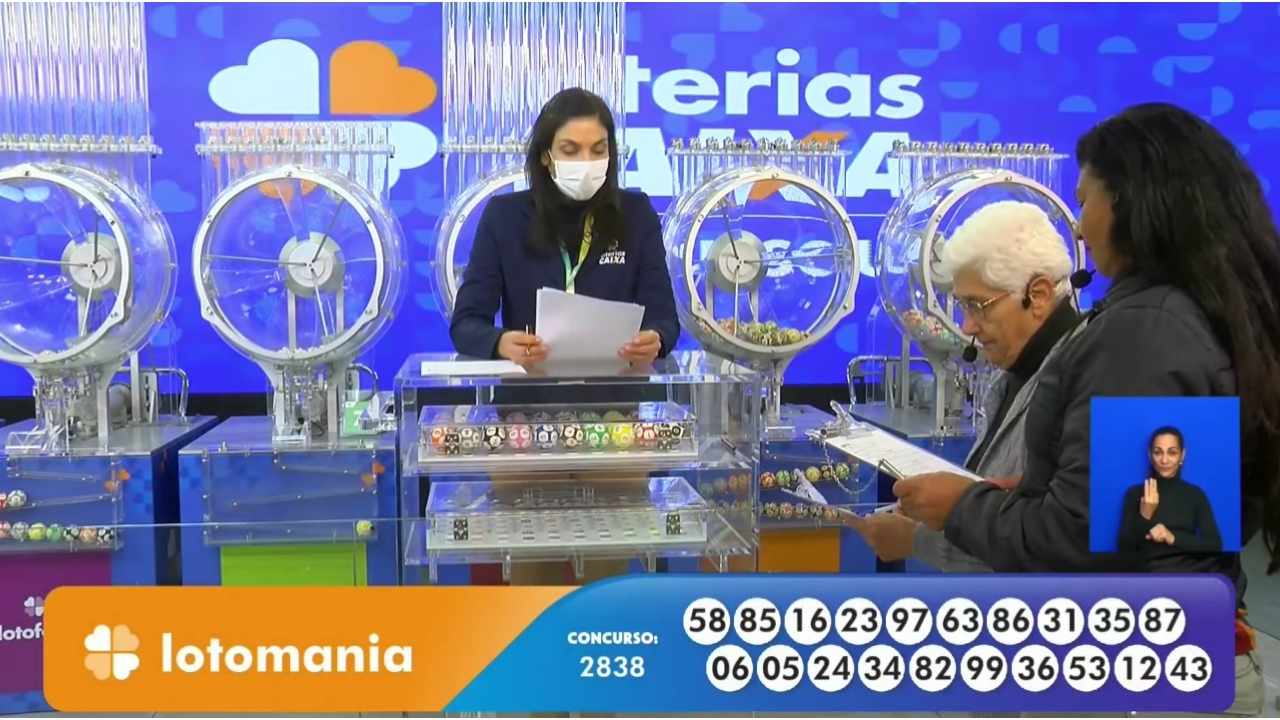 Funcionária Denise, da Loterias Caixa, juntamente com as auditoras do público, senhoras Loreta Rodrigues e Maria Albuquerque, realizando o procedimento de conferência e validação do número das bolas sorteadas correspondentes às dezenas que apontam o resultado do concurso 2838 da Lotomania | Reprodução/Youtube/Loterias Caixa