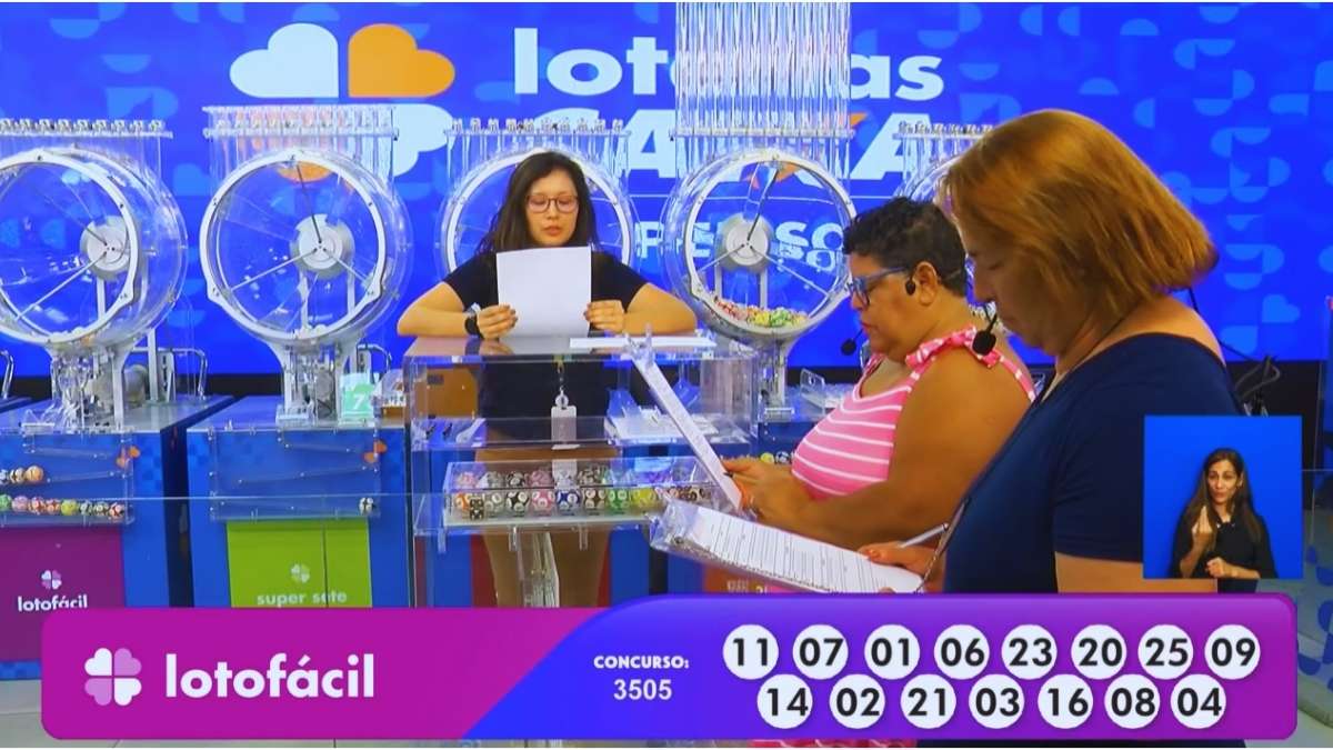 Ao final do sorteio, funcionária das Loterias da Caixa confere juntamente com as auditoras do público o resultado do concurso 3505 da Lotofácil, para confirmação das dezenas sorteadas | Reprodução/Youtube/Loterias Caixa Econômica Federal