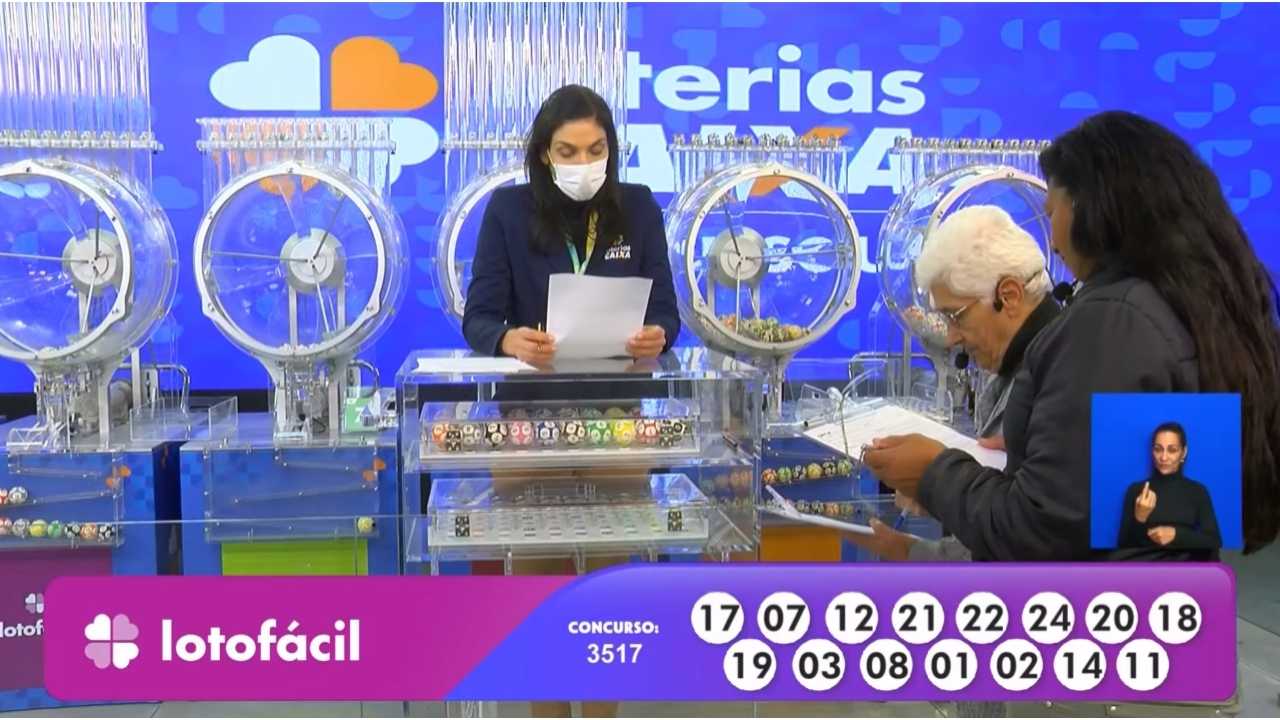Funcionária Denise, da Loterias Caixa, juntamente com as auditoras do público, senhoras Loreta Rodrigues e Maria Albuquerque, realizando o procedimento de conferência e validação do número das bolas sorteadas correspondentes às dezenas que apontam o resultado do concurso 3517 da Lotofácil | Reprodução/Youtube/Loterias Caixa