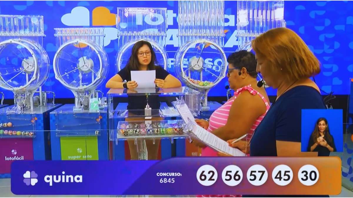 Ao final do sorteio, funcionária das Loterias da Caixa confere juntamente com as auditoras do público o resultado do concurso 6845 da Quina, para confirmação das dezenas sorteadas | Reprodução/Youtube/Loterias Caixa Econômica Federal