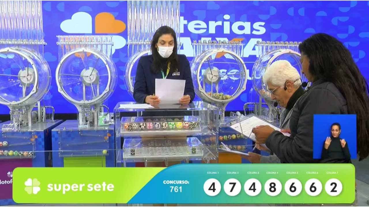 Funcionária Denise, da Loterias Caixa, juntamente com as auditoras do público, senhoras Loreta Rodrigues e Maria Albuquerque, realizando o procedimento de conferência e validação do número das bolas sorteadas correspondentes às dezenas que apontam o resultado do concurso 761 da Super Sete | Reprodução/Youtube/Loterias Caixa