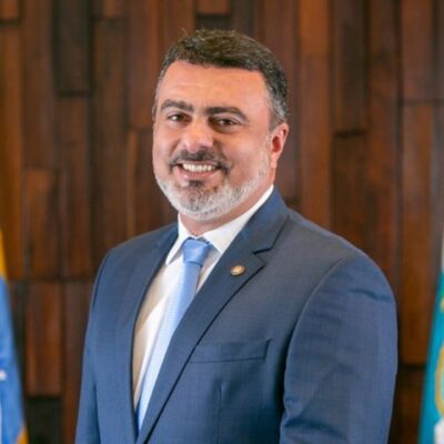 Vitor Júnior é empresário natural de Campos dos Goytacazes, no Norte fluminense, e deputado estadual eleito pelo Partido Democrático Trabalhista (PDT) com 43.958 votos. Foi vereador da cidade de Niterói pelo PT em 2008.Defende melhorias nas áreas de educação, saúde, infraestrutura, segurança pública, cultura e turismo. O parlamentar apoia, ainda, o fortalecimento da agricultura familiar e a defesa dos direitos dos animais.