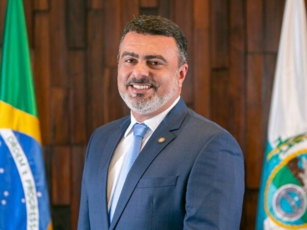 Vitor Júnior é empresário natural de Campos dos Goytacazes, no Norte fluminense, e deputado estadual eleito pelo Partido Democrático Trabalhista (PDT) com 43.958 votos. Foi vereador da cidade de Niterói pelo PT em 2008.Defende melhorias nas áreas de educação, saúde, infraestrutura, segurança pública, cultura e turismo. O parlamentar apoia, ainda, o fortalecimento da agricultura familiar e a defesa dos direitos dos animais.