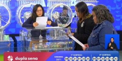 Auditoras do público fazem a conferência do resultado e assinam as atas da Loterias da Caixa para validar as dezenas sorteadas no concurso 2871 da Dupla Sena, que teve aposta ganhadora de São José dos Pinhais/PR: R$ 15,8 milhões
