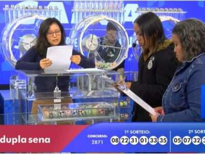 Auditoras do público fazem a conferência do resultado e assinam as atas da Loterias da Caixa para validar as dezenas sorteadas no concurso 2871 da Dupla Sena, que teve aposta ganhadora de São José dos Pinhais/PR: R$ 15,8 milhões